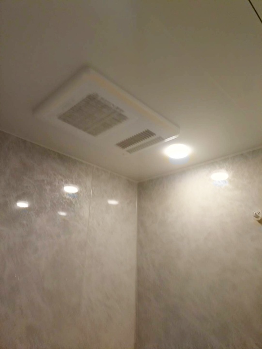 浴室換気乾燥暖房機になります。乾燥や暖房機能もあり室内快適に過ごせます。