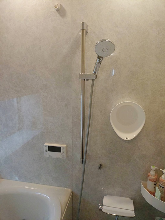 浴室壁と水栓の様子です。手すりもあるので浴槽に出入りする動作もラクになります。タイル壁からパネル壁になり清掃性にも優れ、床も水はけが良くなりました。