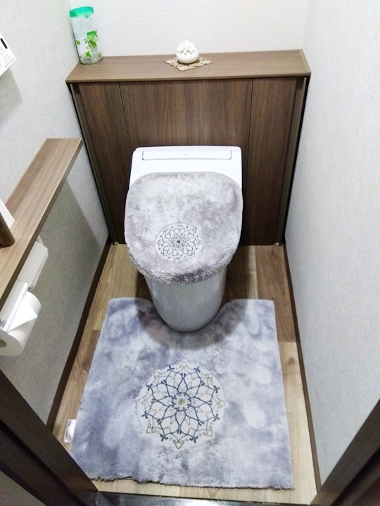 キャビネットトイレで空間スッキリ！