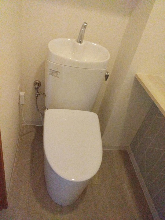 TOTO「ピュアレストEX]です。丸みのあるデザインが特徴でトイレがスッキリした印象になりました。