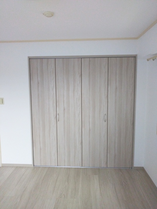 押入の部分を洋風なクローゼットに、リメイクされました。床の色と扉の色を合わせ全体的に明るい雰囲気に仕上がりました。