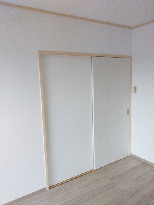 襖から洋風の板戸に一新されました。