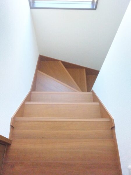 戸建て　階段上張りリフォーム