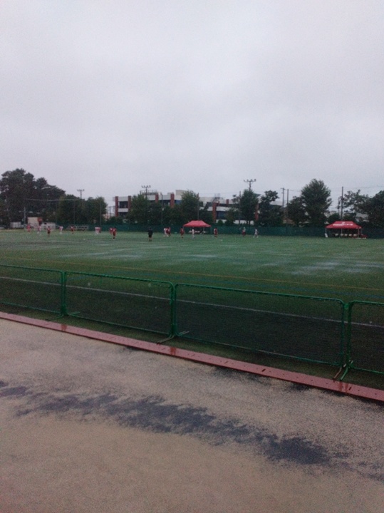雨風にも負けず！熱いサッカー応援！
