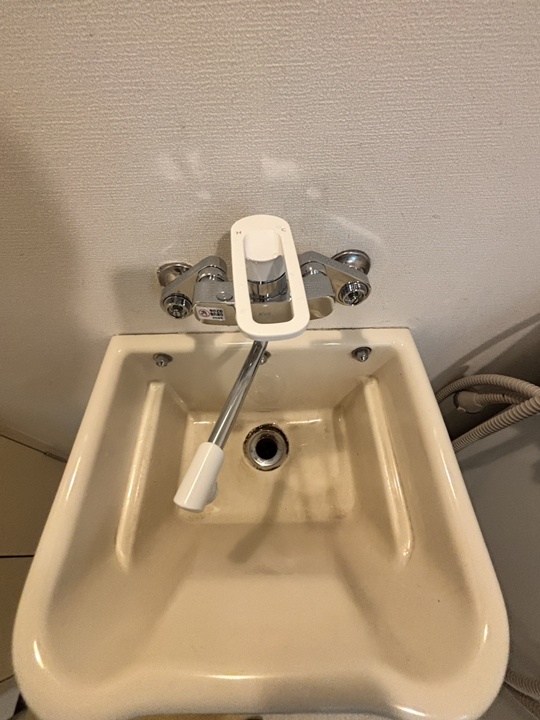２ハンドルタイプの混合栓からシングルレバー混合栓に今回交換しました。ひとつのレバーで水お湯調節できるので以前より使いやすくなりました。